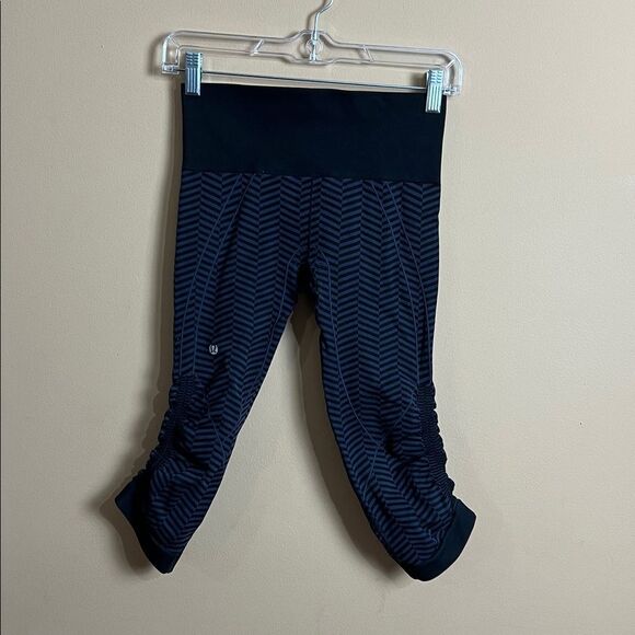 Lululemon Women’s Size 4 Black & Purple Gray Chevron Cropped Capri Leggings - Picture 3 of 6